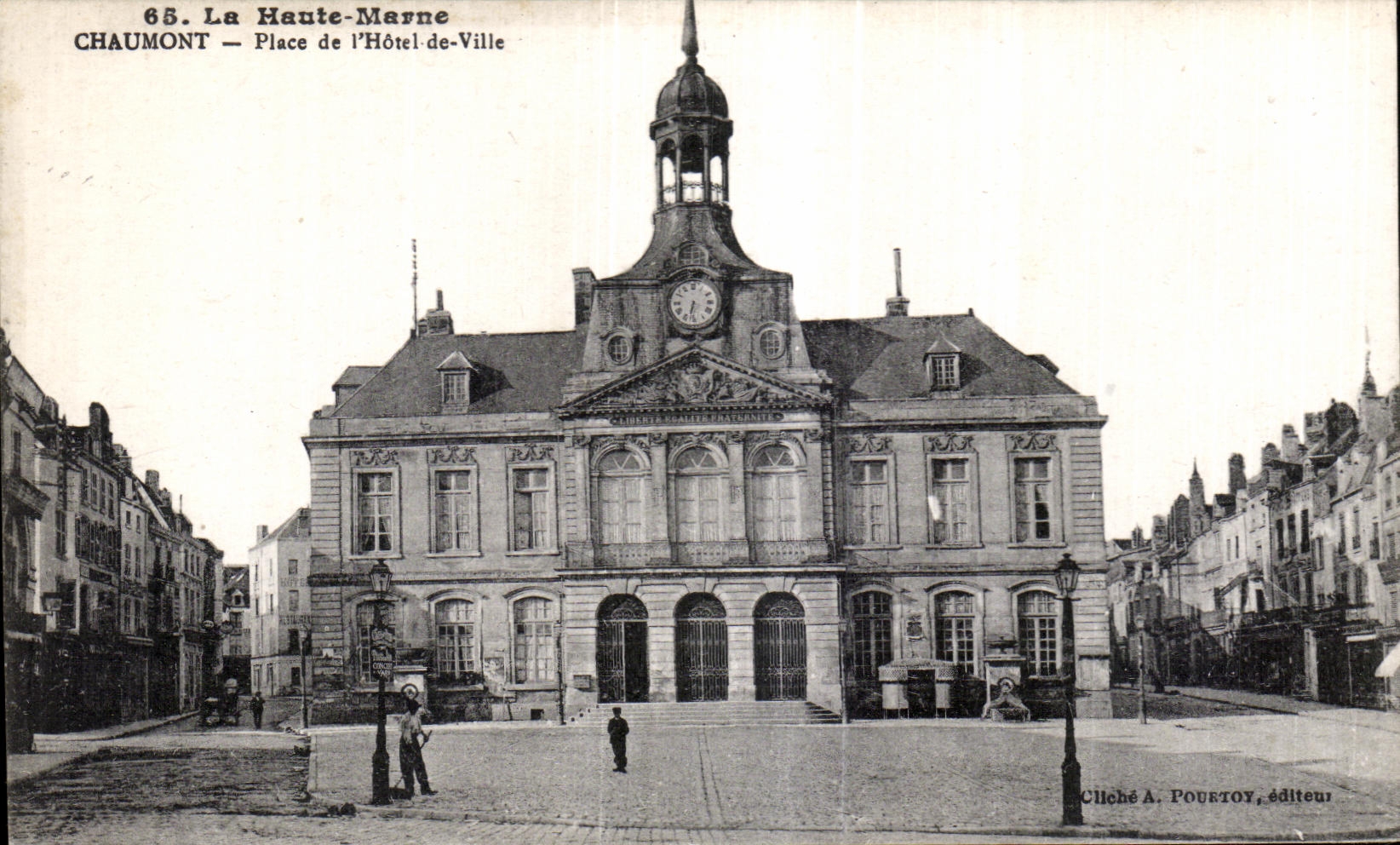 Chaumont — Place de l'Hôtel-de-Ville — Cliché A. Pouetoy, éditeur