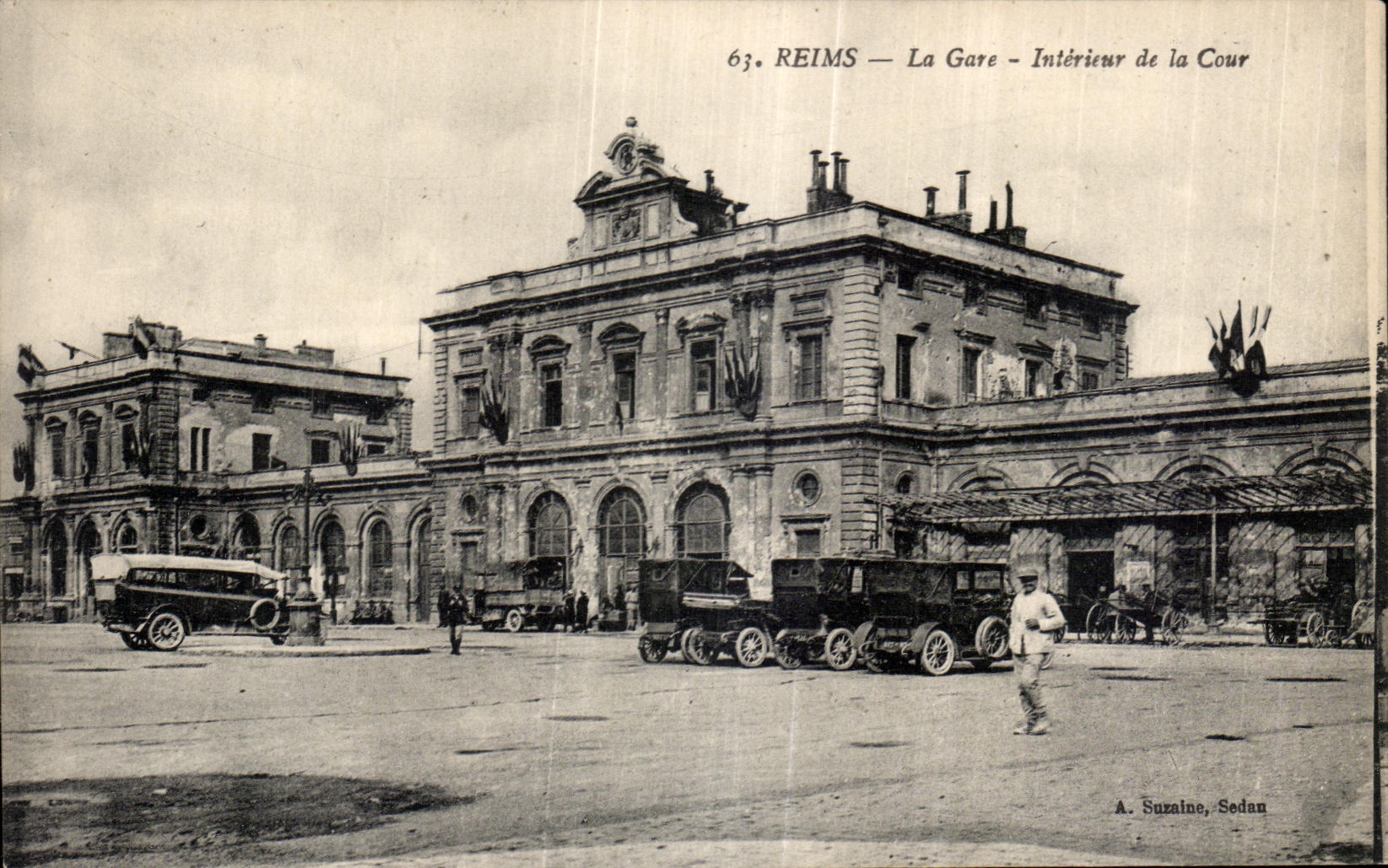 CPA Reims La Gare Interieur de la Cour