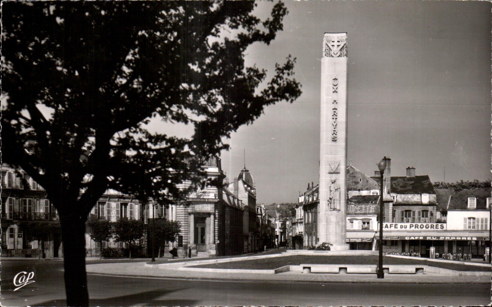 Epernay - Place de la République — Denkmal für die Widerstandskämpfer — Verlag Cap