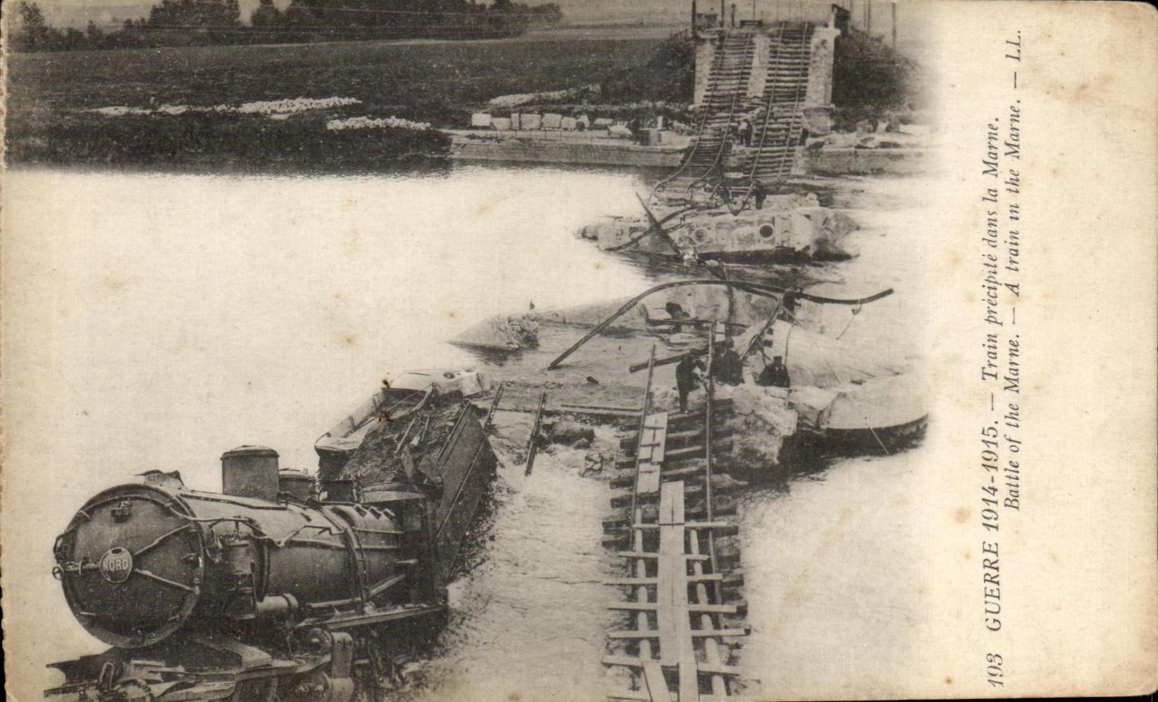 CPA Militaria Guerre 1914 Train projete dans la Marne 