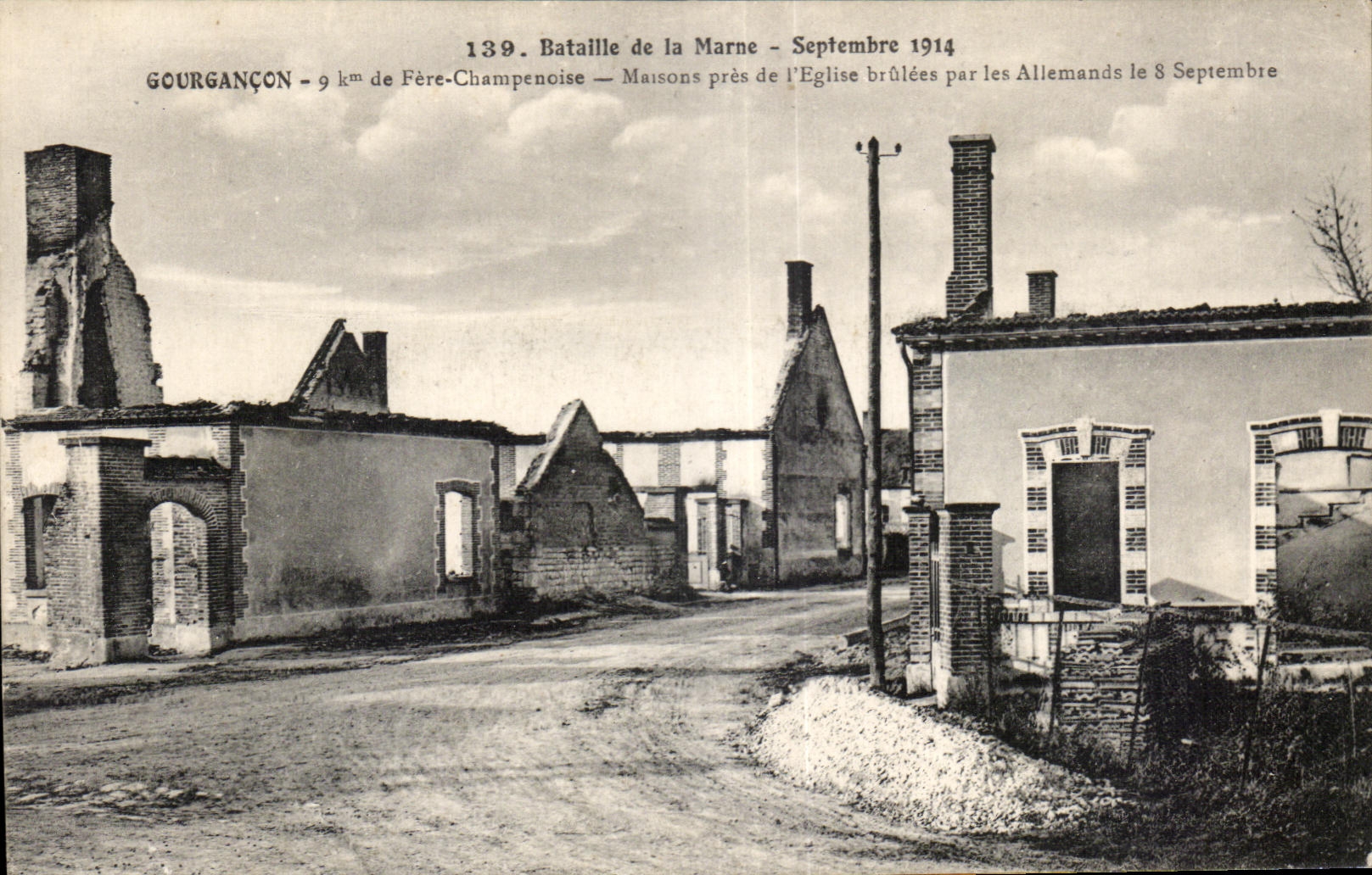 Gourgançon — Maisons près de l'Église brûlées par les Allemands le 8 Septembre 1914 — Éditeur L. Ménaud, Fontainebleau, n° 139