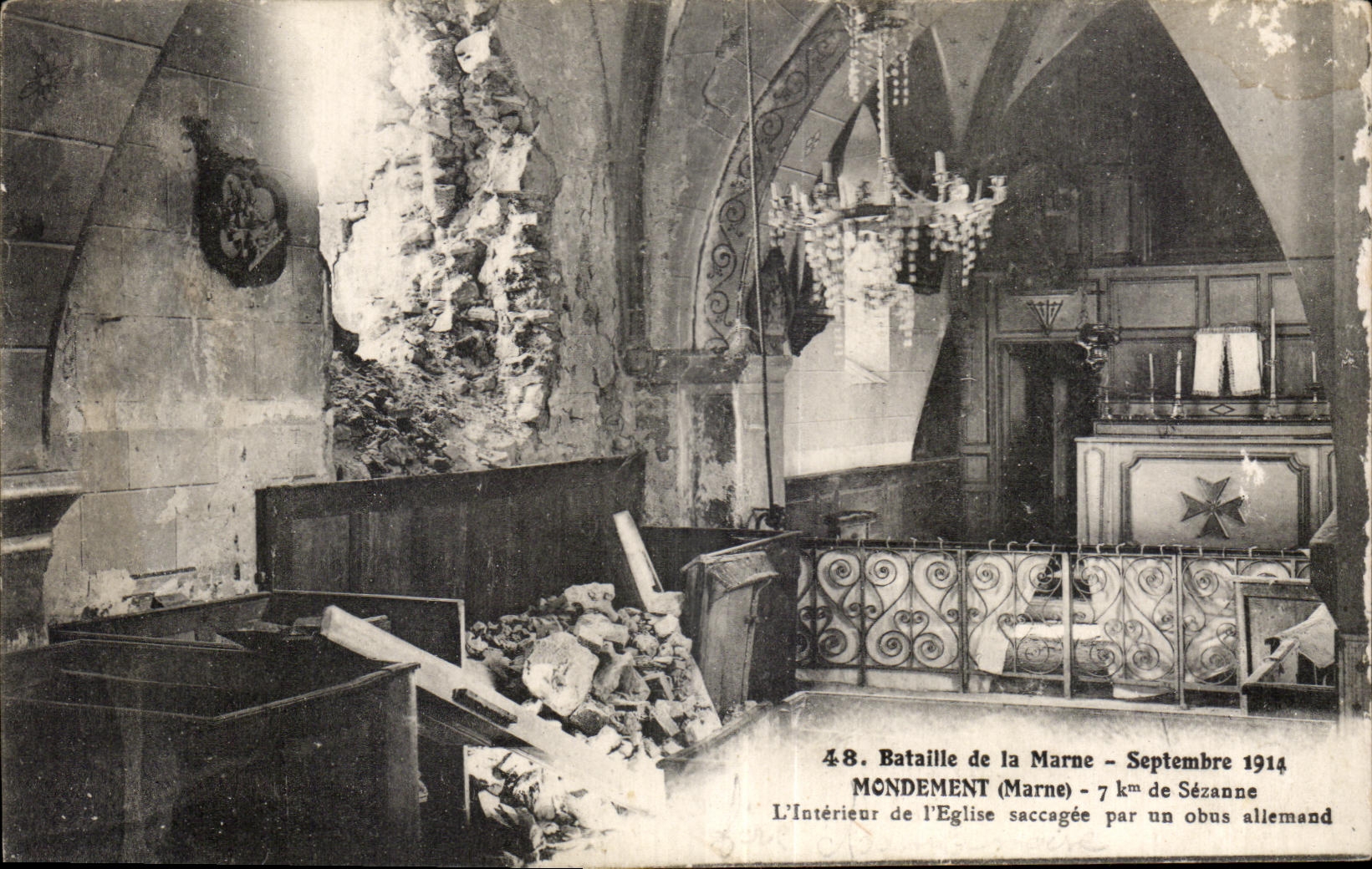 Mondevent (Marne) — Intérieur de l'église saccagée par un obus allemand — Photomécanique L. Menard, Pontainebeau