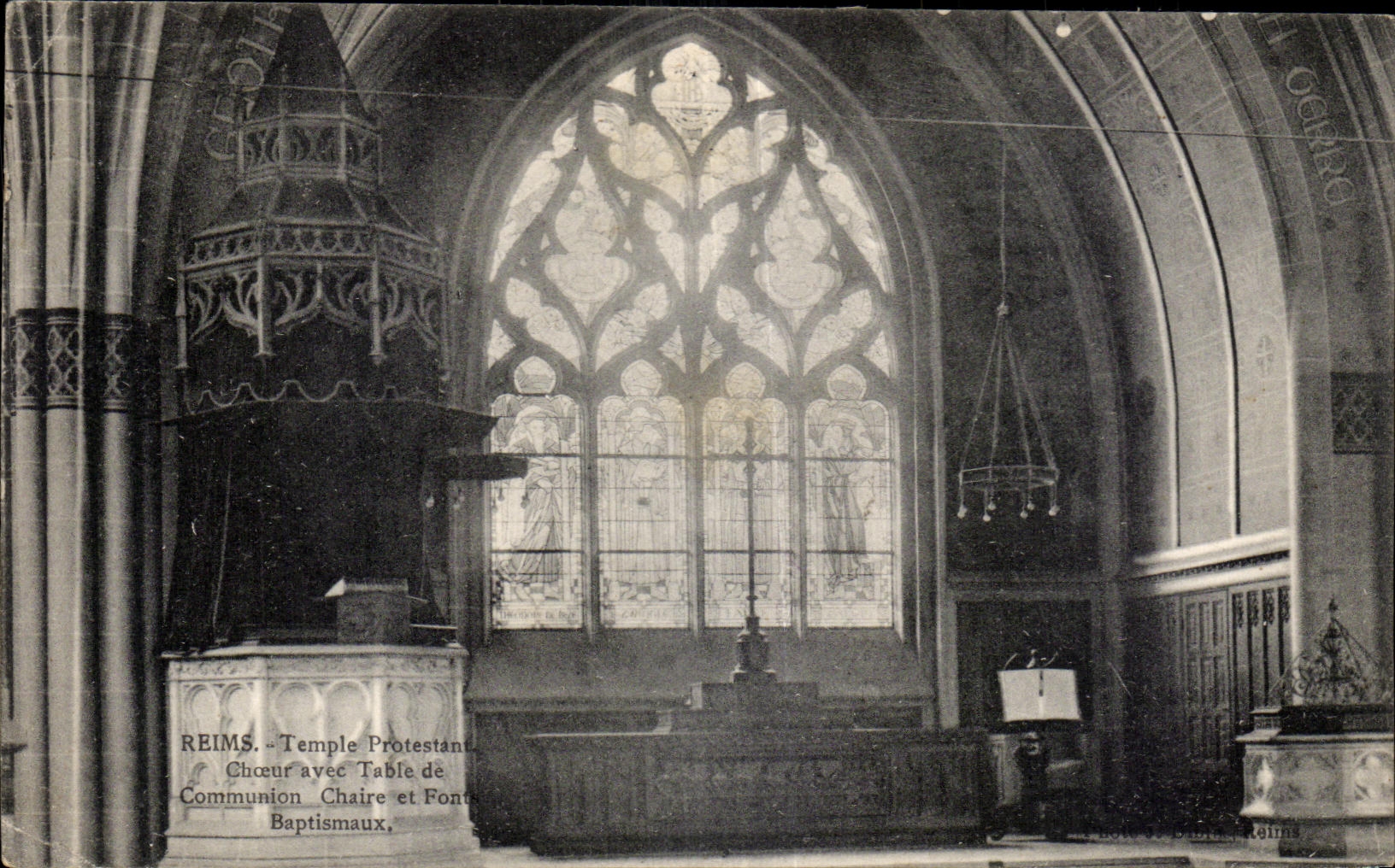 CPA Reims Temple protestant Choeur avec table de communion Chaire et Fonds baptismaux