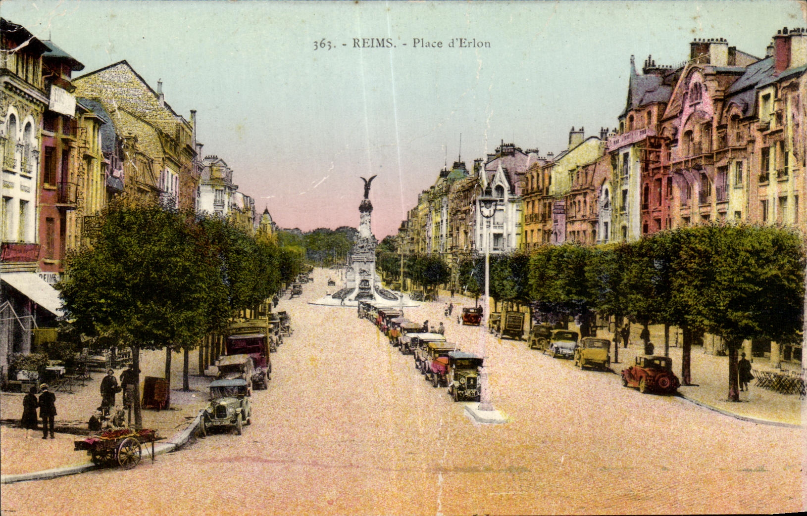 Reims - Place d'Erlon — vue de la place avec monument central et voitures d'époque — éditeur Jacques Freville, n° 363
