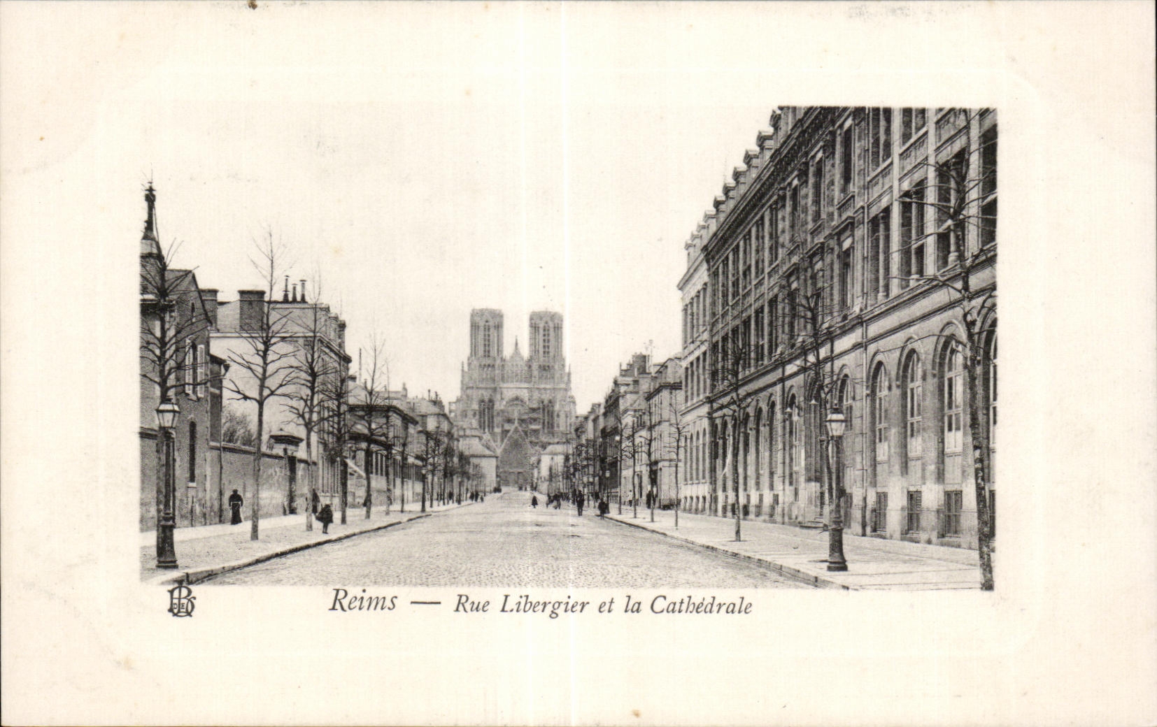 CPA Reims rue Libergier et la cathedrale