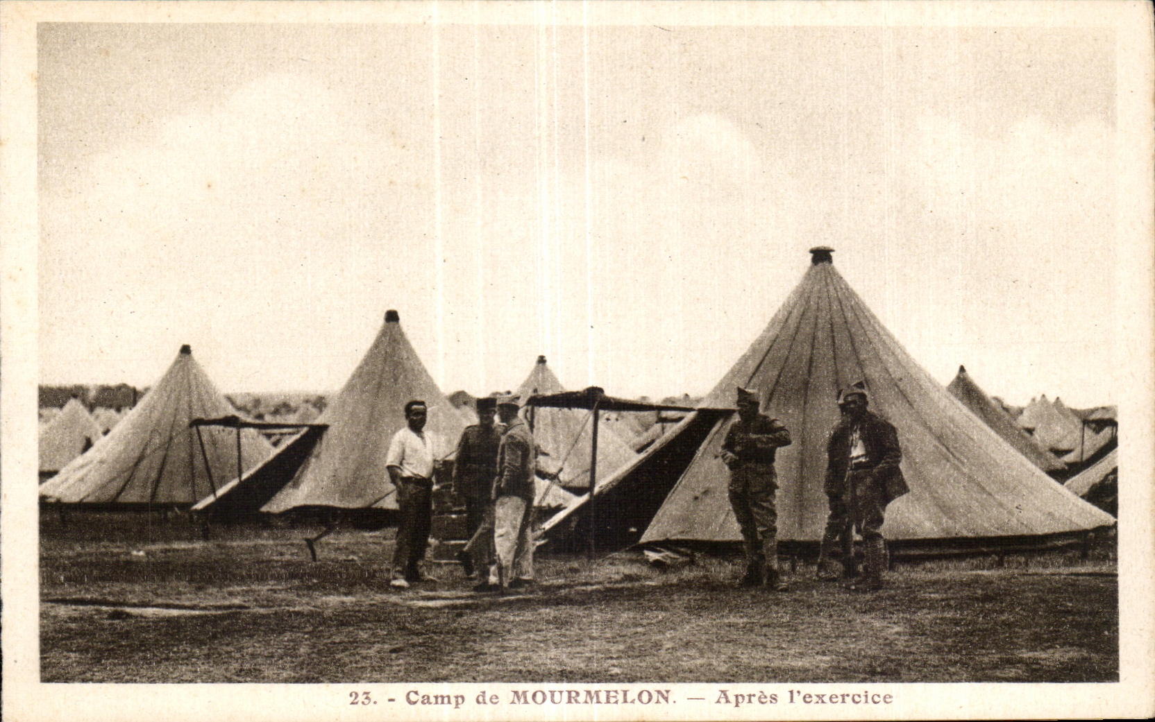 CPA Camp de Mourmelon Apres l exercice Militaria 