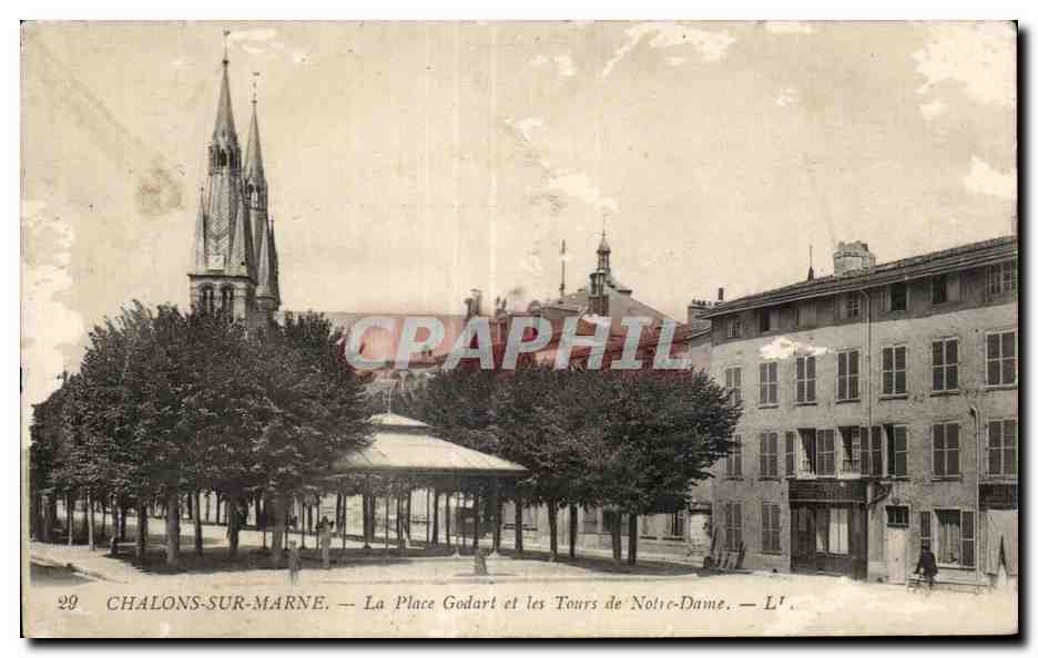 CPA Chalons sur marne la place godart et les tours de notre dame ll