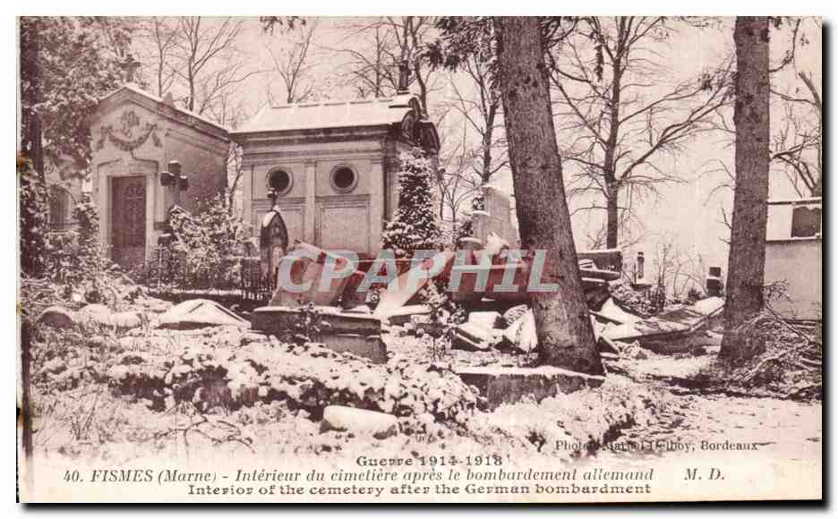 CPA Interieur du cimetiere apres le bombardement allemand Fismes