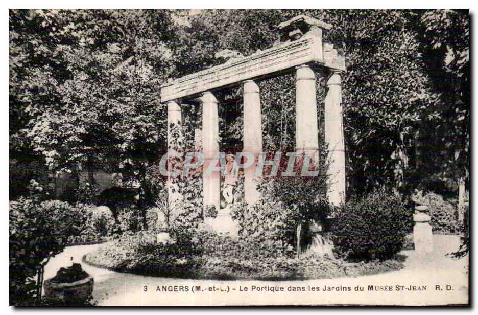 CPA Angers Le portique dans les jardins du Musee st jean R D