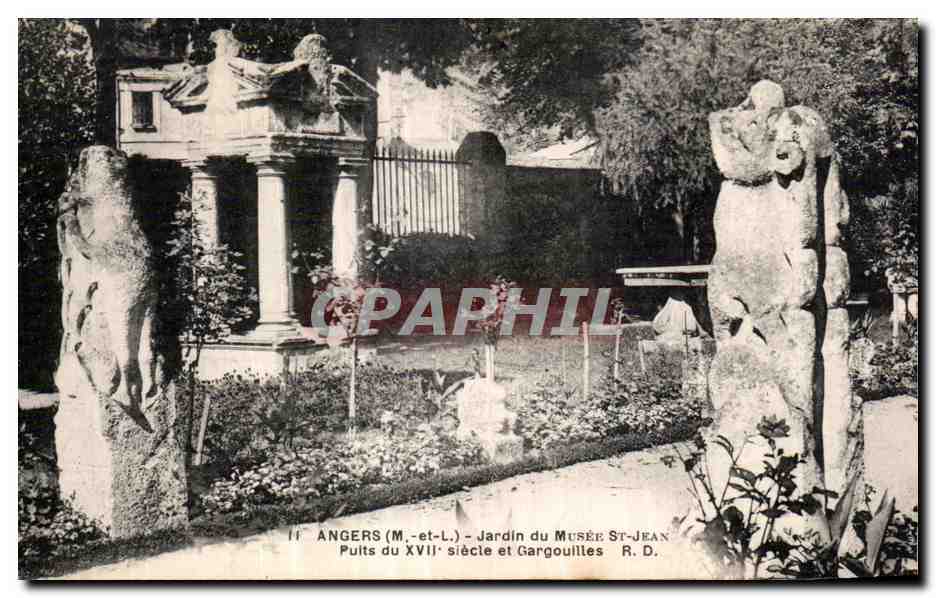 CPA Angers Jardin du Musee St jean puits du xvii siecle et gargouilles R D