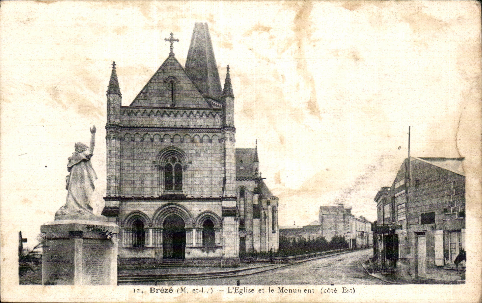 CPA Breze L eglise et le monument 