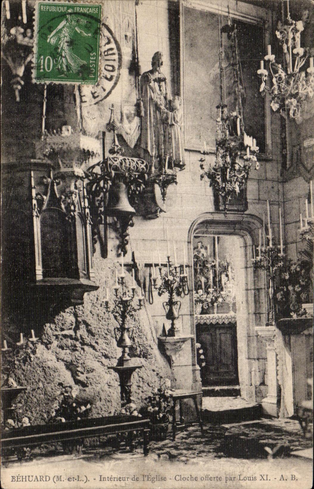 CPA Behuard Interieur de l eglise Cloche offerte par Louis XI
