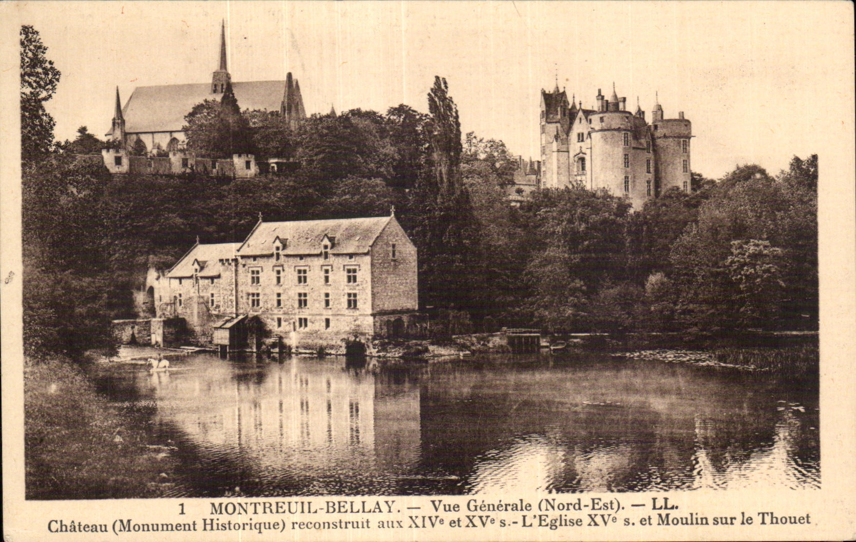 CPA Montreuil Bellay Le chateau Vue generale L eglise et le moulin sur le Thouet