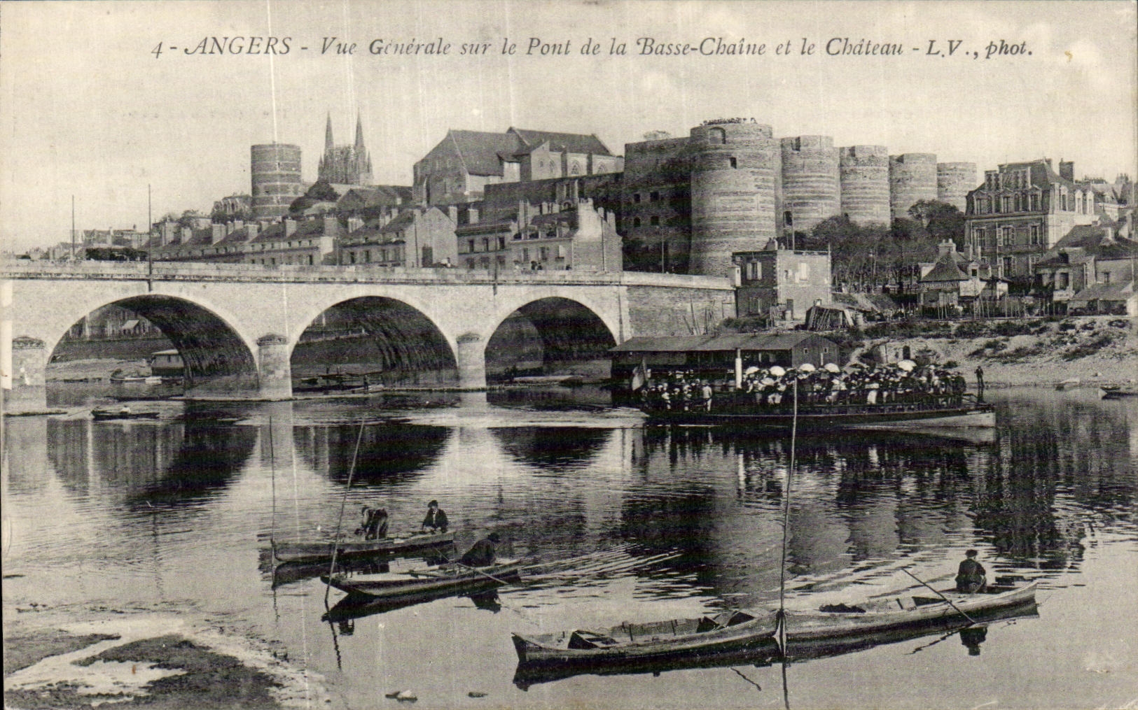 CPA Angers Vue generale sur le pont de la Basse Chaine et le chateau