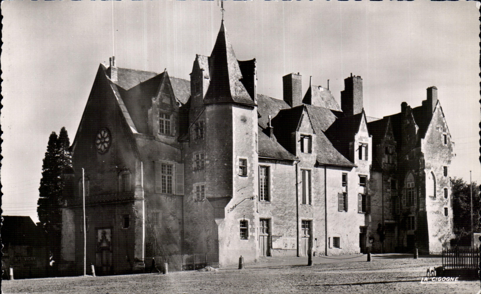CPSM Bauge Le chateau aujourd hui mairie