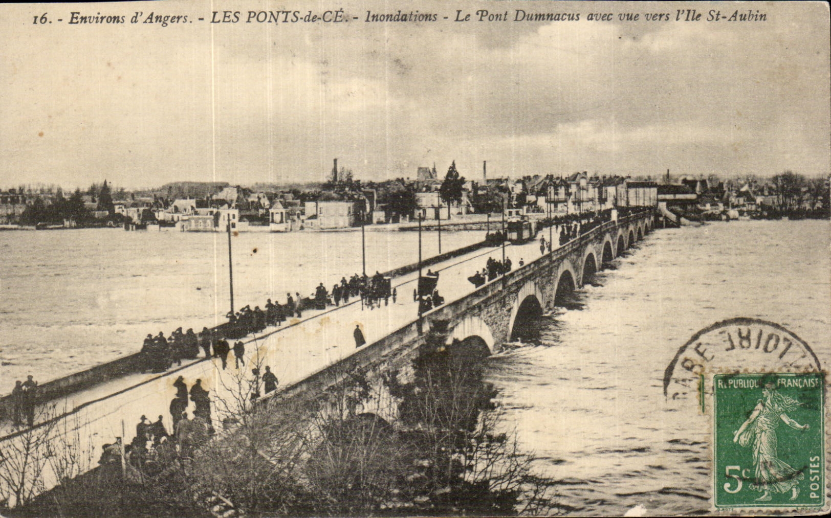 CPA Environs d Angers Les Ponts de Ce Inondations Le Pont Dummacus avec uve Plle Aubin