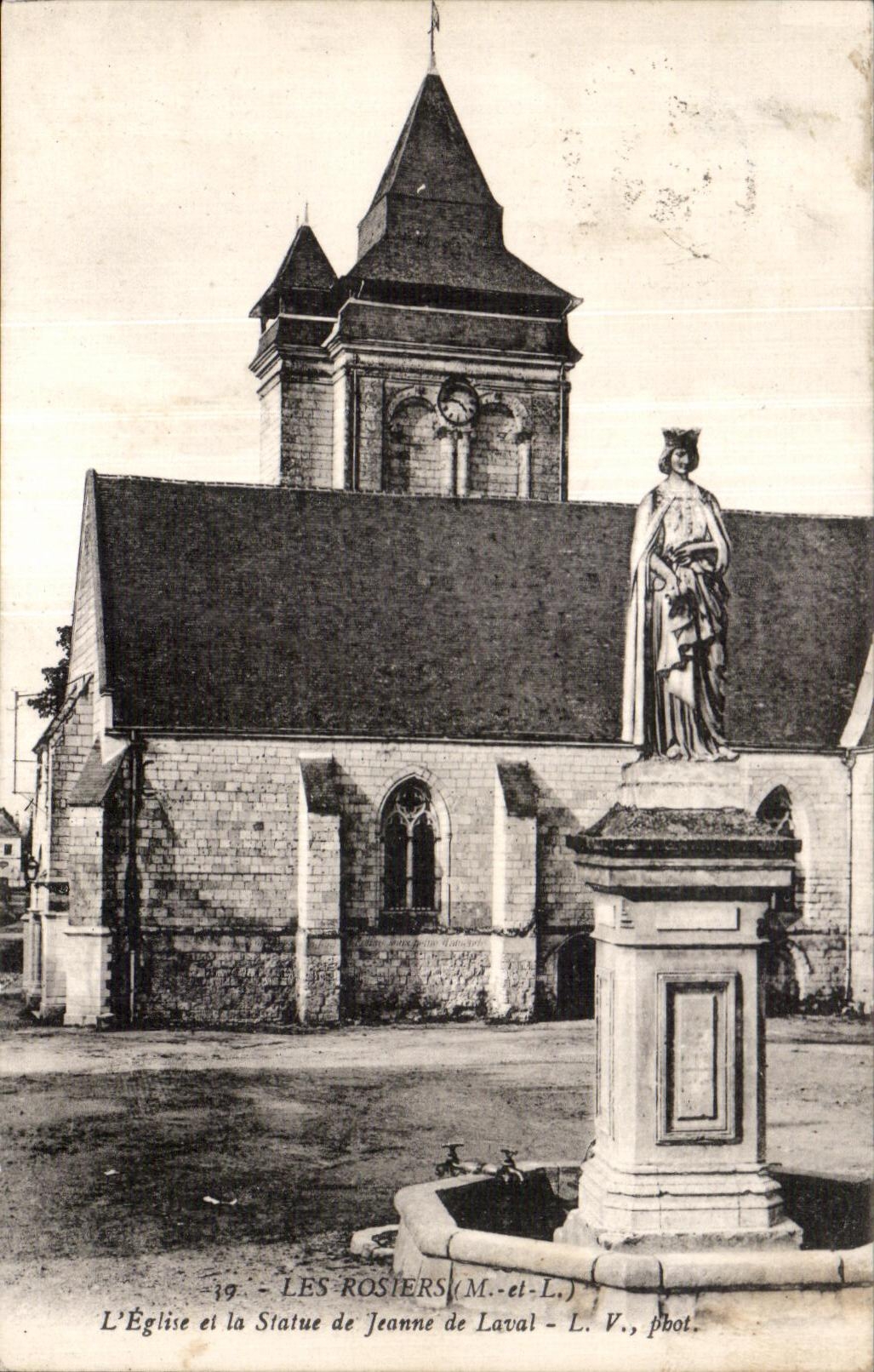 CPA Les Rosiers L Eglise et la Statue de Jeanne de Laval