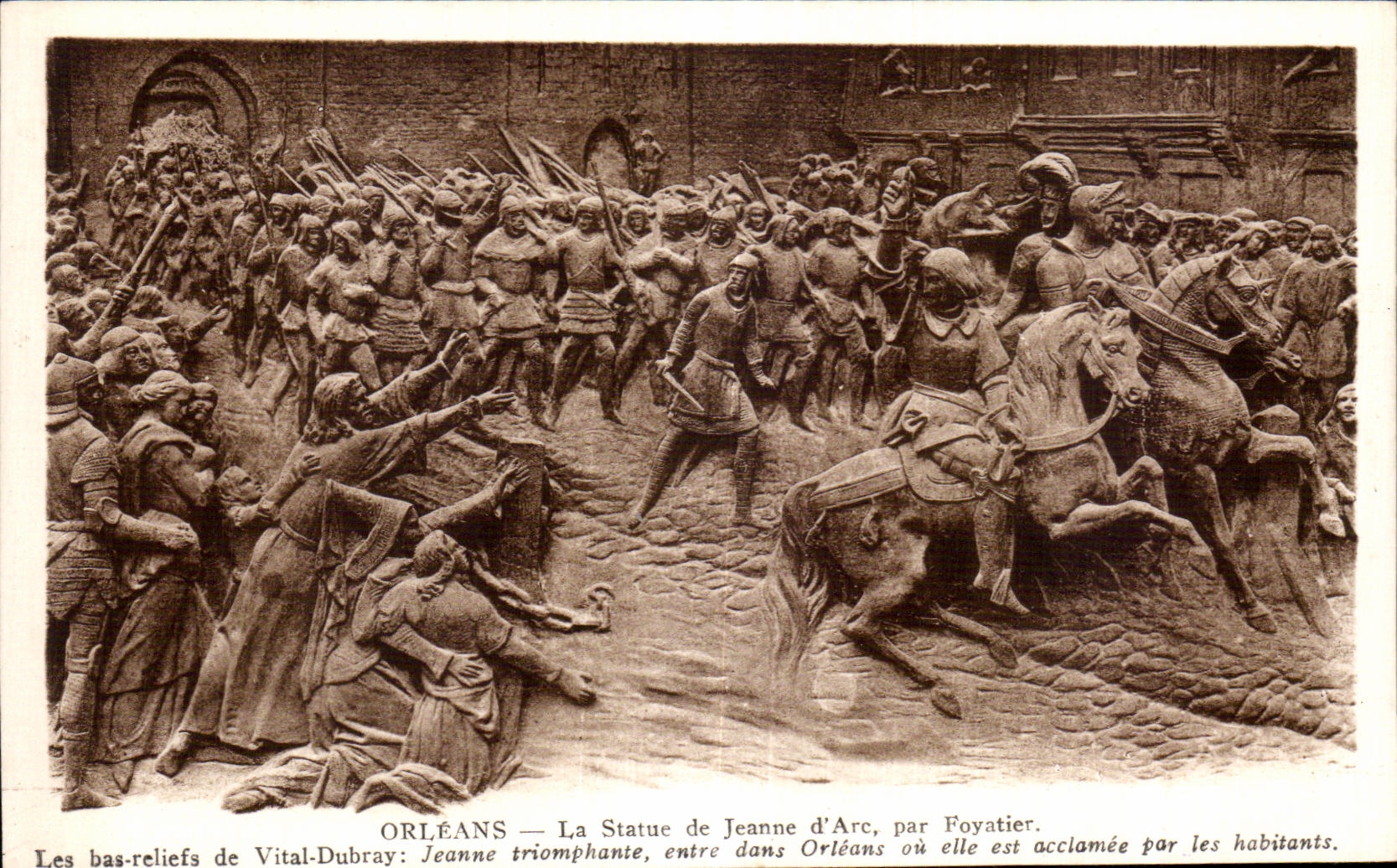 CPA Orleans La Statue de Jeanne d Arc par Foyatier Les bas reliefs de Vital Dubray Jeanne triomphante entre dons Orleans