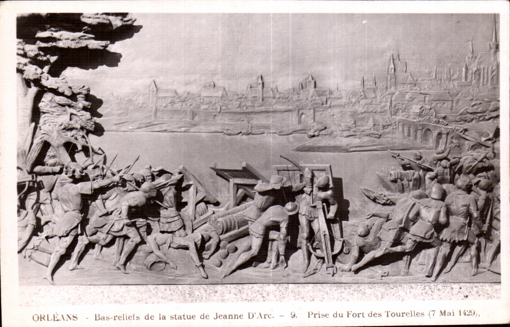 CPA Orleans Bas reliefs de Ia statue de jeanne D Arc Prise du Fort des Tourelles