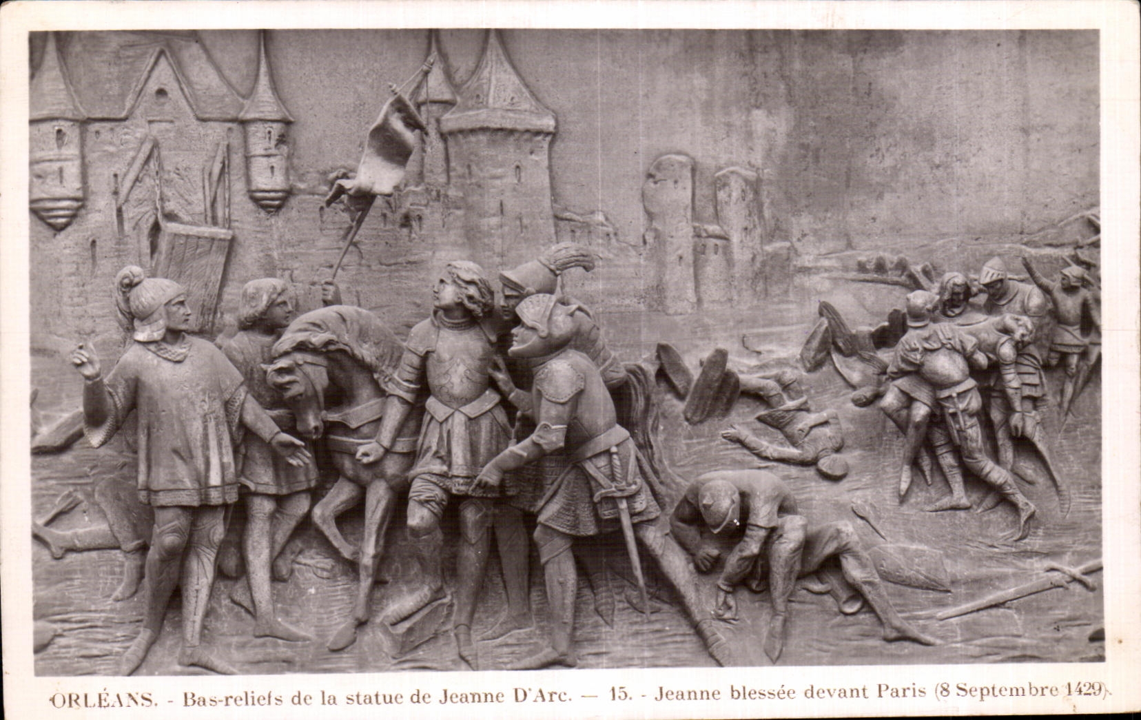 CPA Orleans Bas reliefs de Ia statue de jeanne D Arc Jeanne blessee devant Paris