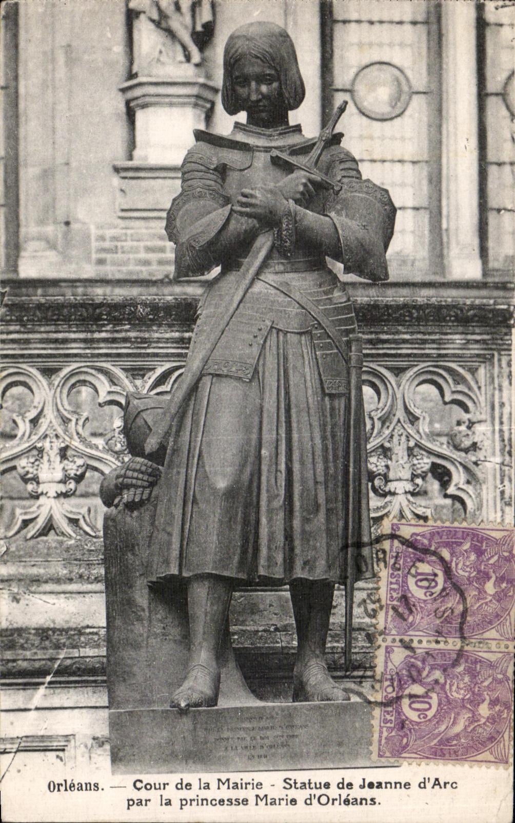 CPA Orleans Cour de la Mairie Statue de Jeanne d Arc par la princesse Marie d Orleans