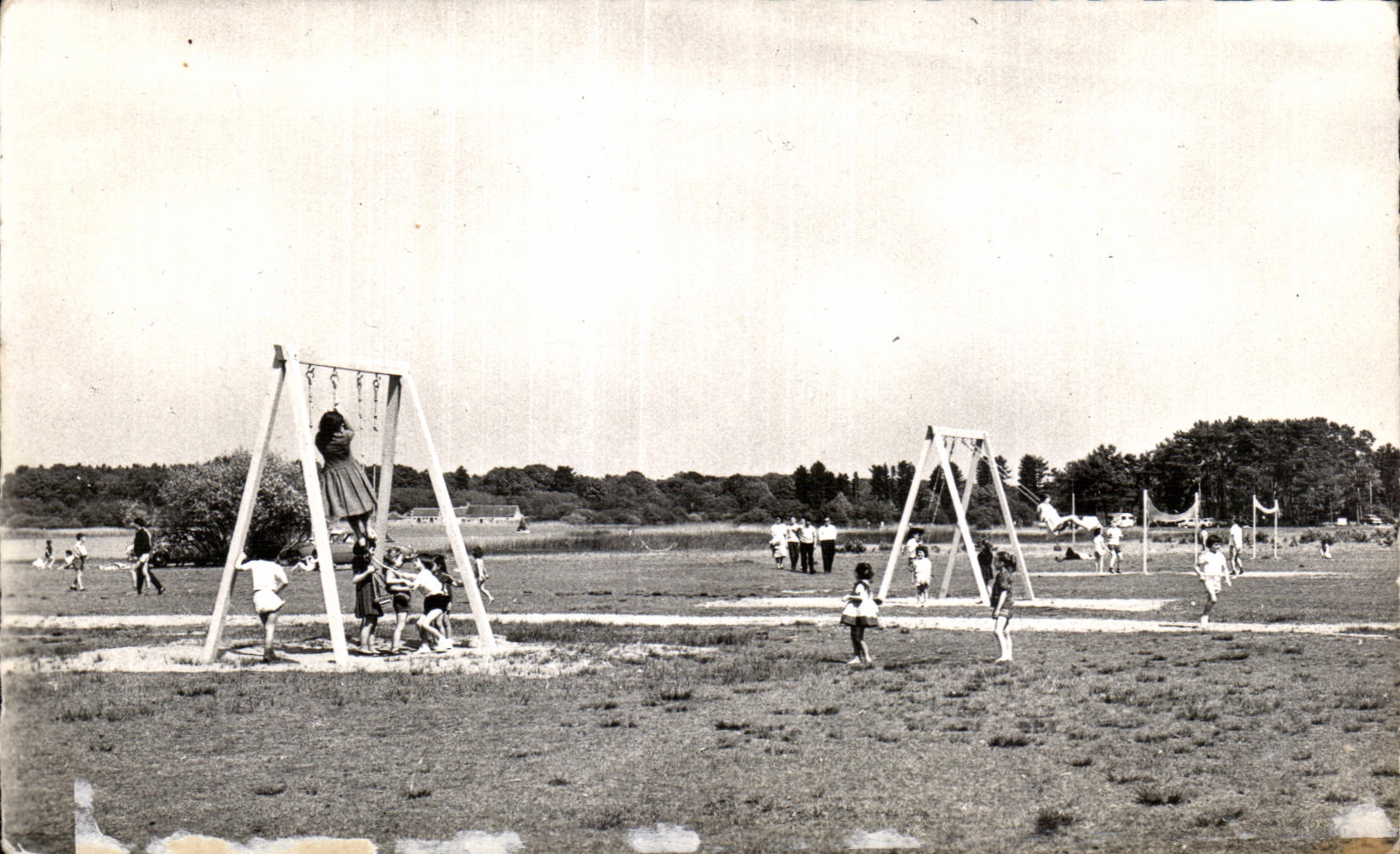 Enfants jouant aux balançoires — Combroux (Loiret) — éditeur non visible