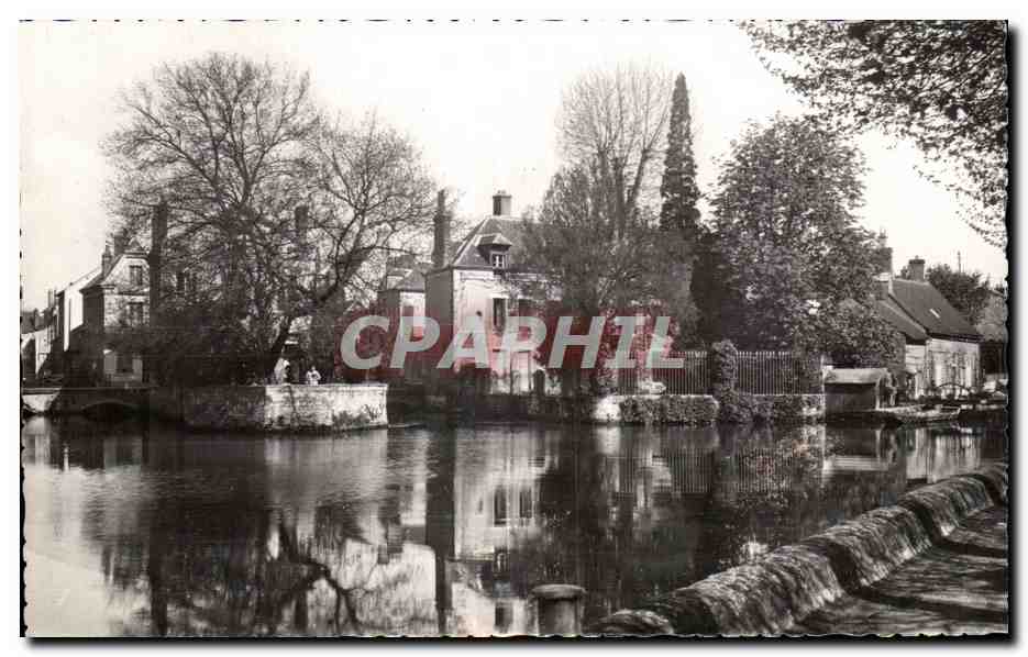CPA Montargis Canal et Rues sur I Eau