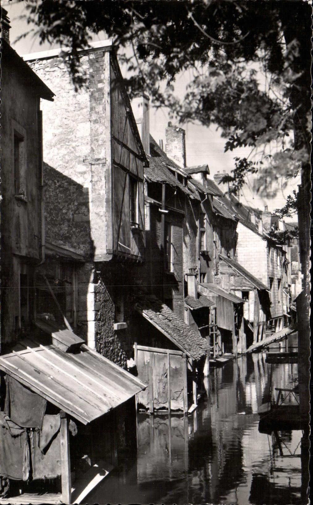 CPA Montargis Les vieilles rues sur I eau