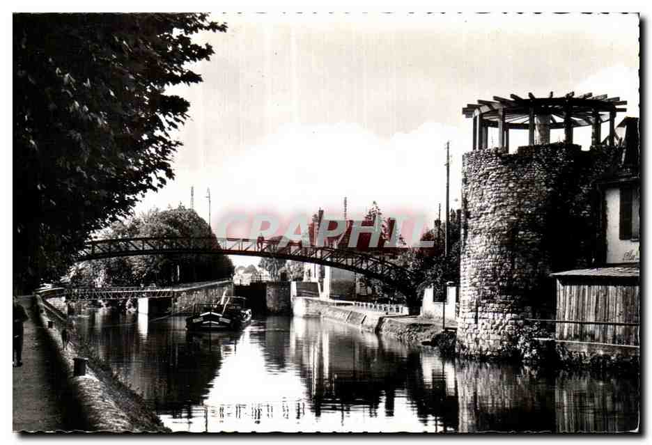 CPA Montargis Les bords do Canal et la Passerelle