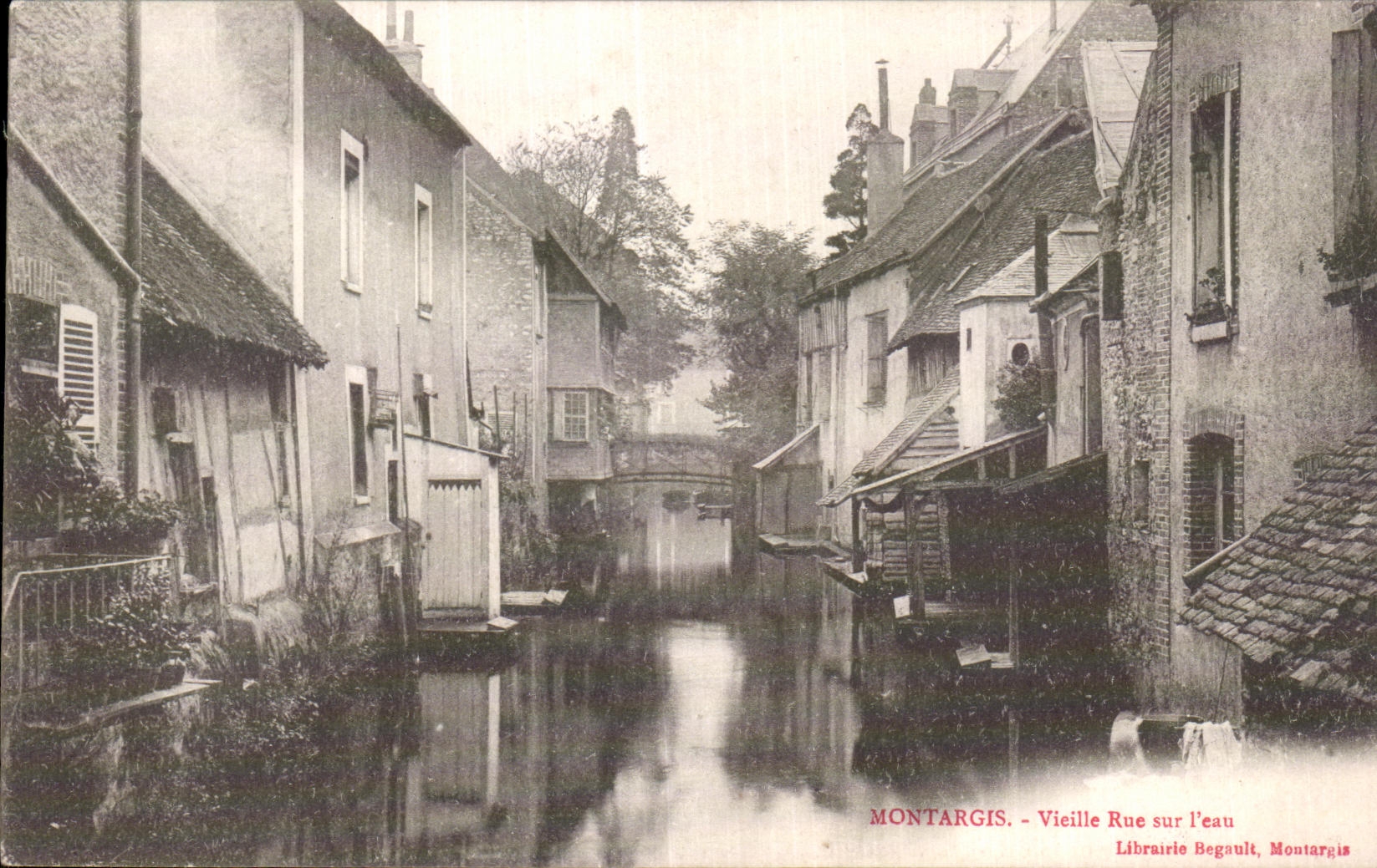 CPA Montargis Vieille Rue sur l eau