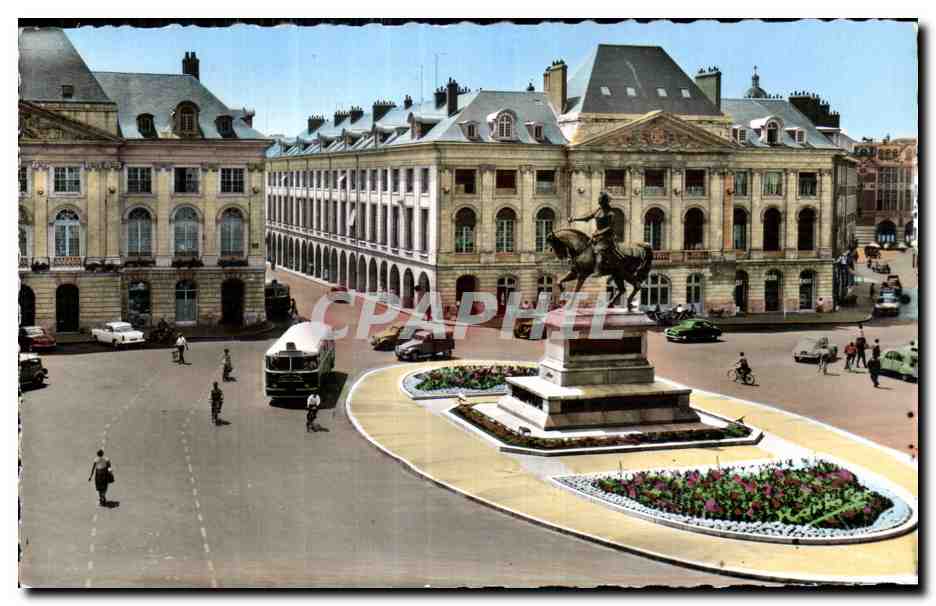 CPA Orleans (Loiret) Place du Martrol Statue de Jeanne d Arc la Rue Royale