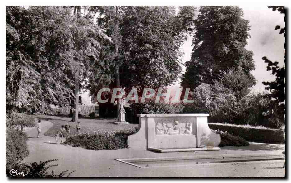 Square de la Mairie et le petit bassin — Pithiviers (Loiret) — Photo Léonier Macon (S. et C.)