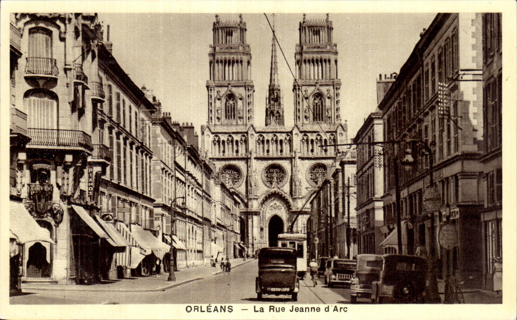 Orléans — La Rue Jeanne d'Arc — vue de la cathédrale
