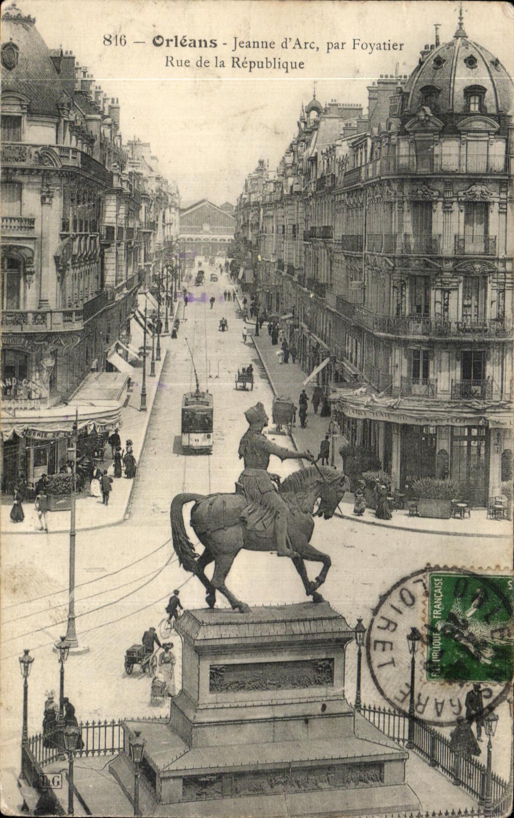 CPA Orleans Jeanne d Arc par Foyatier Rue de la Republique