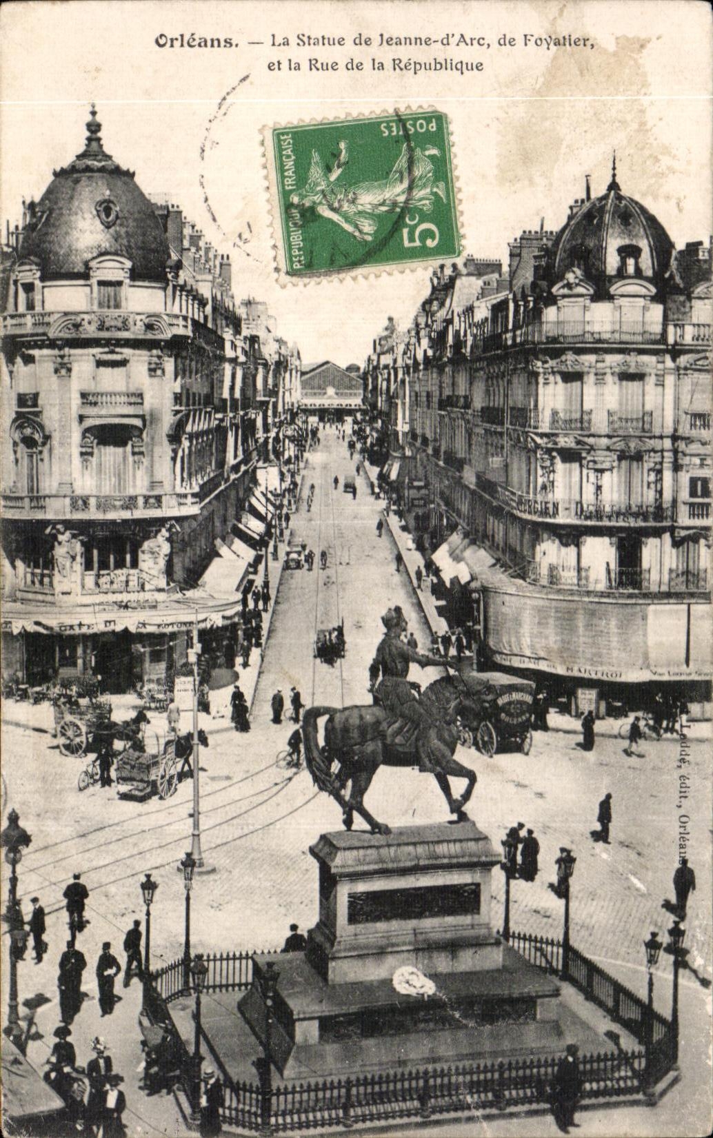 CPA Orleans La Statue de Jeanne d Arc de Foyatier et la Rue de la Republique