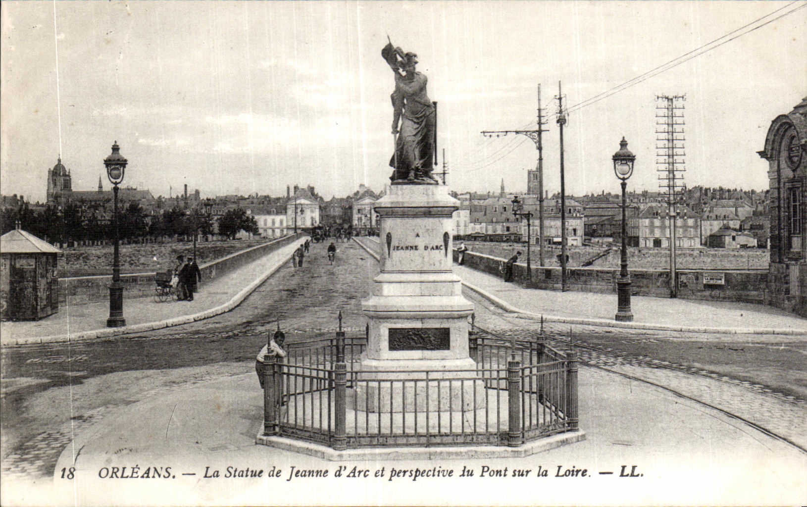 CPA Orleans La Statue de Jeanne d Arc et perspective lu Pont sur la Loire