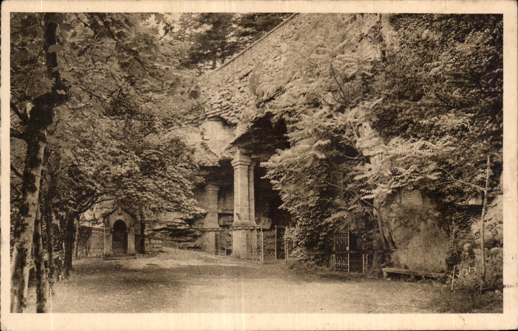 Rocamadour (Lot) — Entrée de la Grotte de la Mise au Tombeau, au fond et à gauche, Station du Chemin de Croix — Les Éditions d'Art, Paris