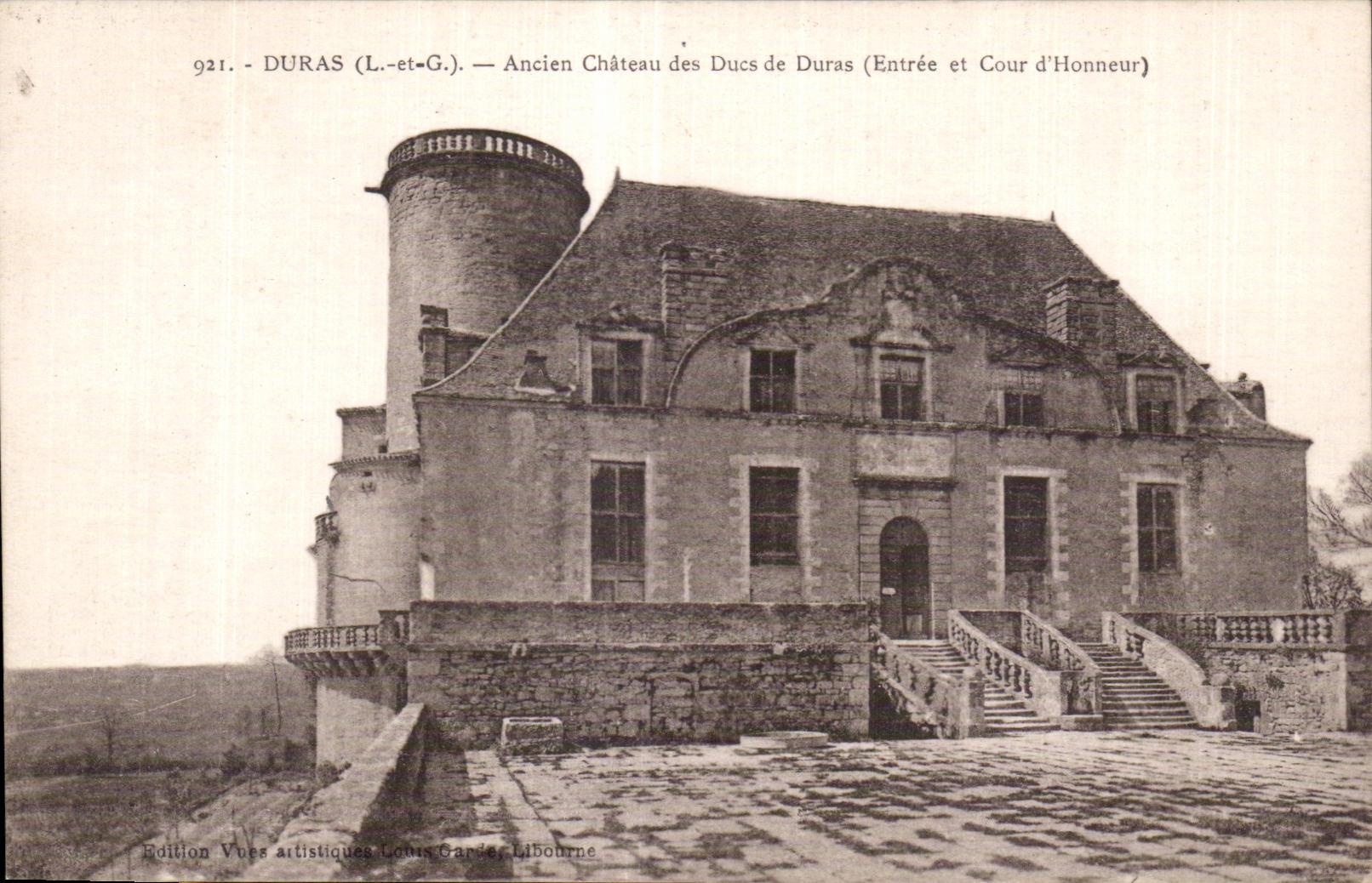 DURAS (L.-et-G.) — Ancien Château des Ducs de Duras (Entrée et Cour d'Honneur) — Édition Vues artistiques Louis Garée, Libourne