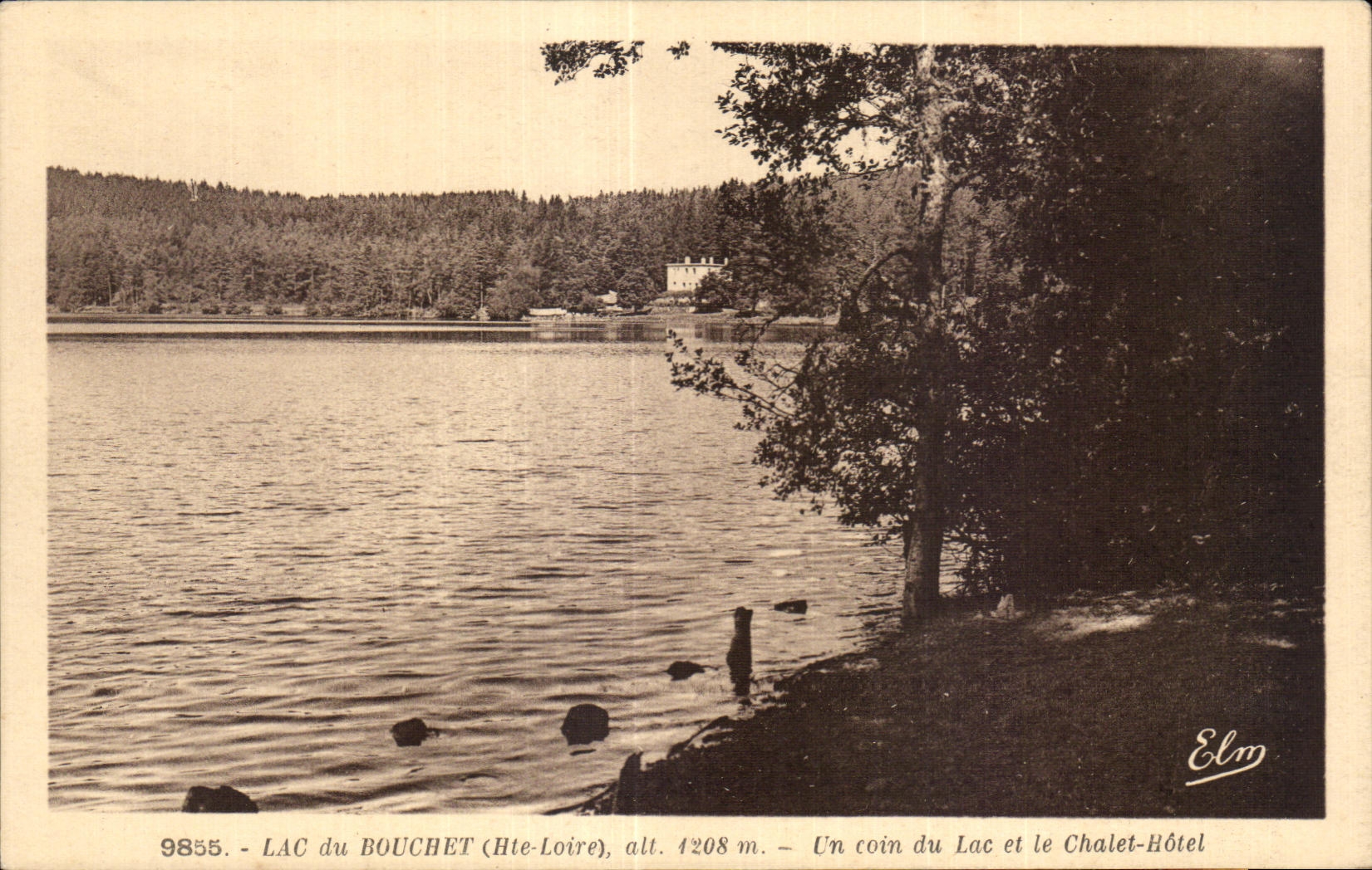 CPA Lac du Bouchet Haute Loire alt 1208m Un coin du Lac et le Chalet Hotel