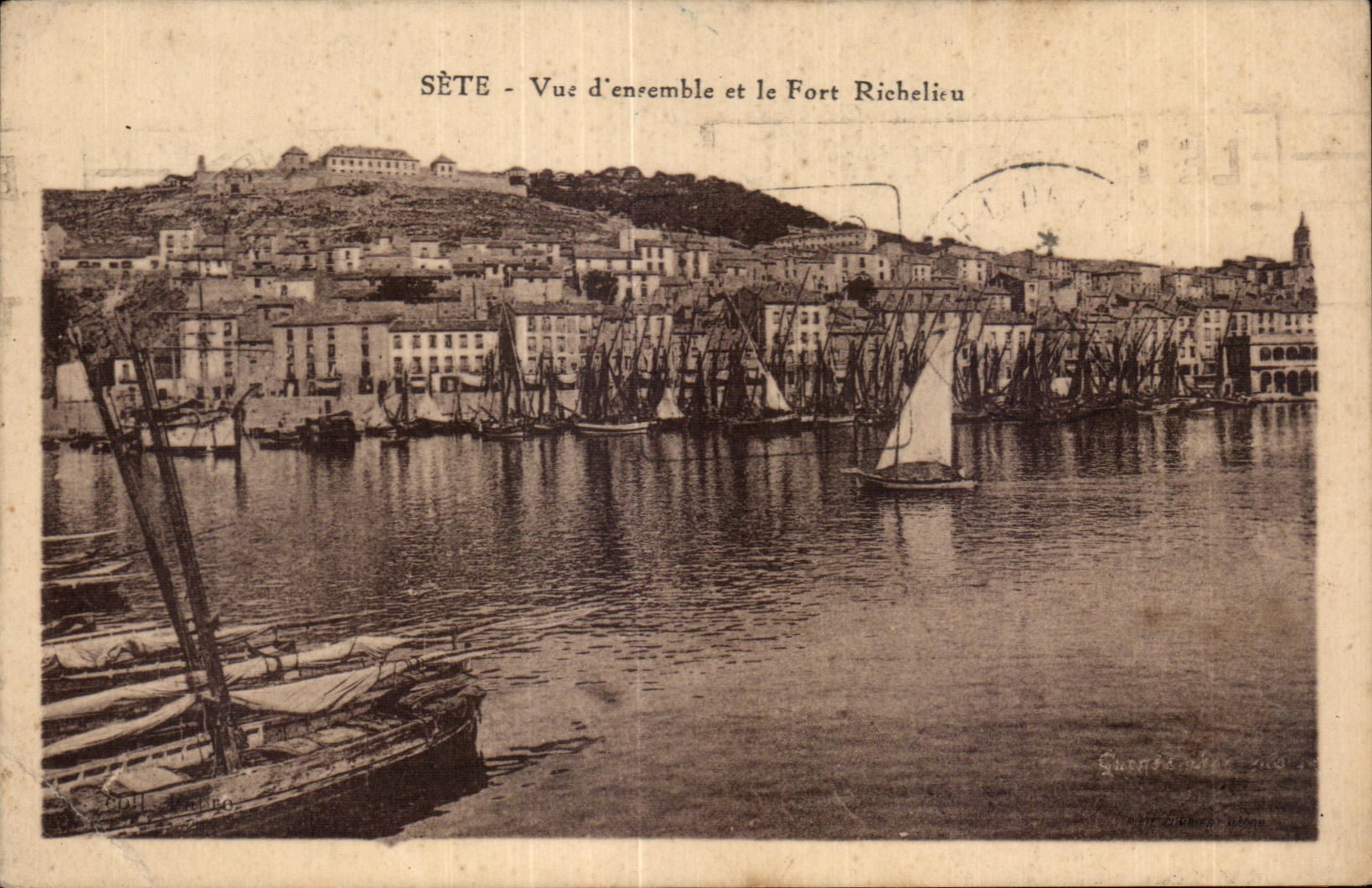 CPA Sete Vue d ensemble et le Fort Richelieu Bateaux 