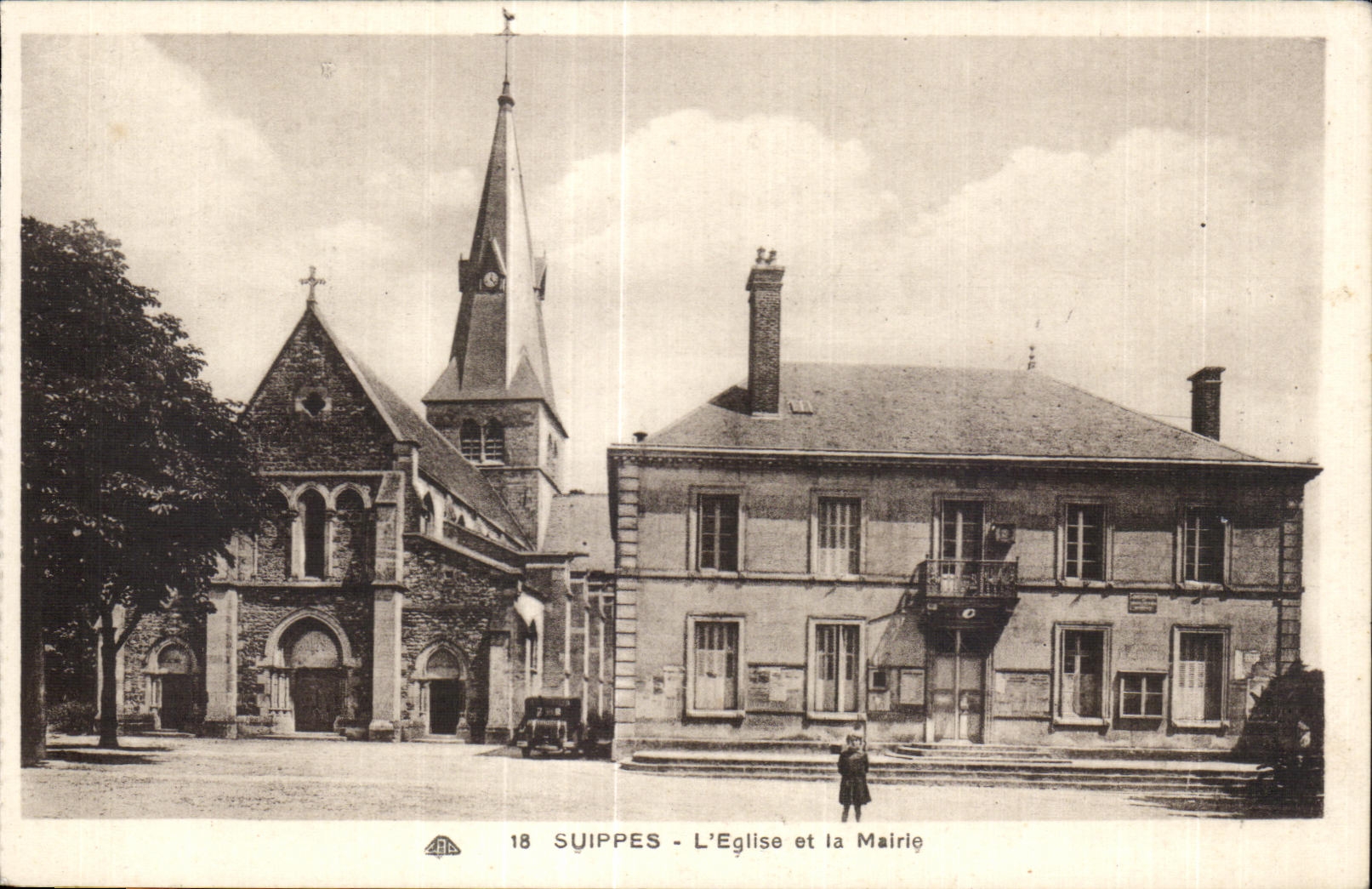 CPA Suippes L eglise et la mairie