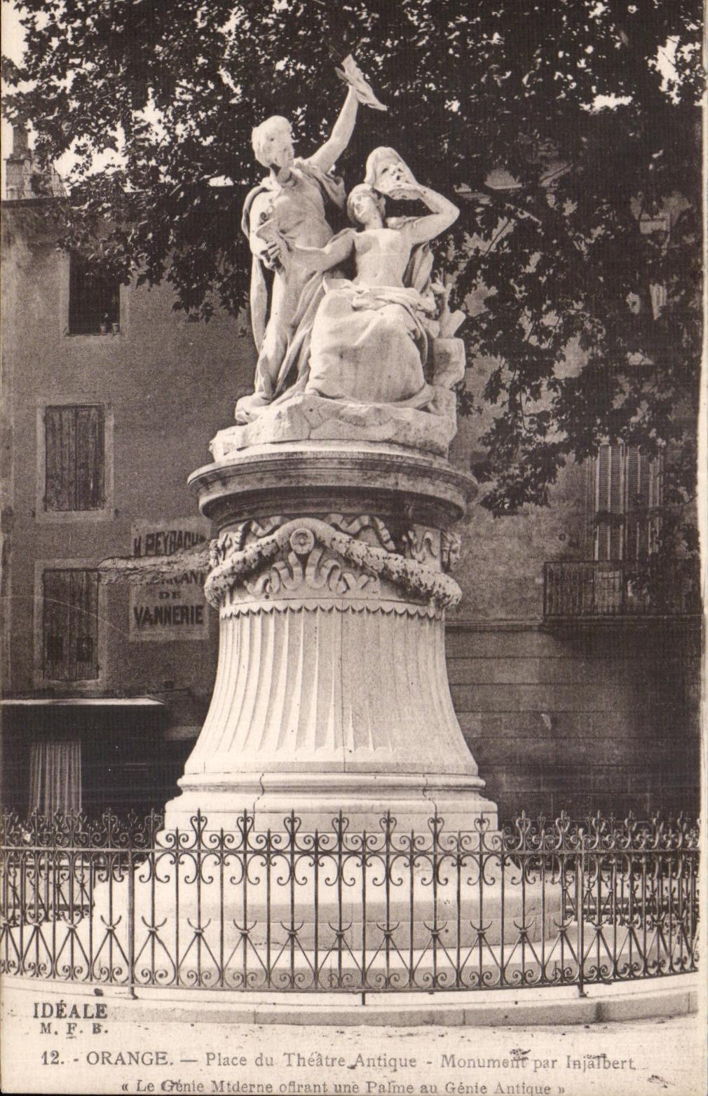 CPA Orange Place du theatre antique Monument par Injalbert 