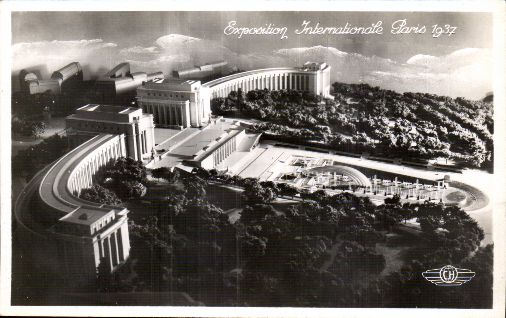 Exposition Internationale Paris 1937 — Le Palais du Trocadéro et les Bassins — Éditeur CHAPAN