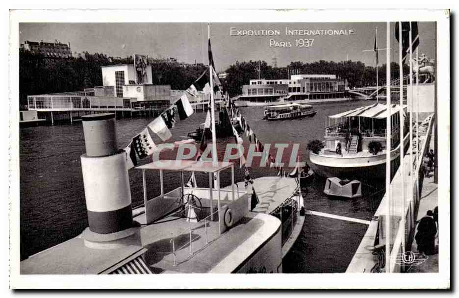 Exposition Internationale Paris 1937 — vue du port avec bateaux et drapeaux