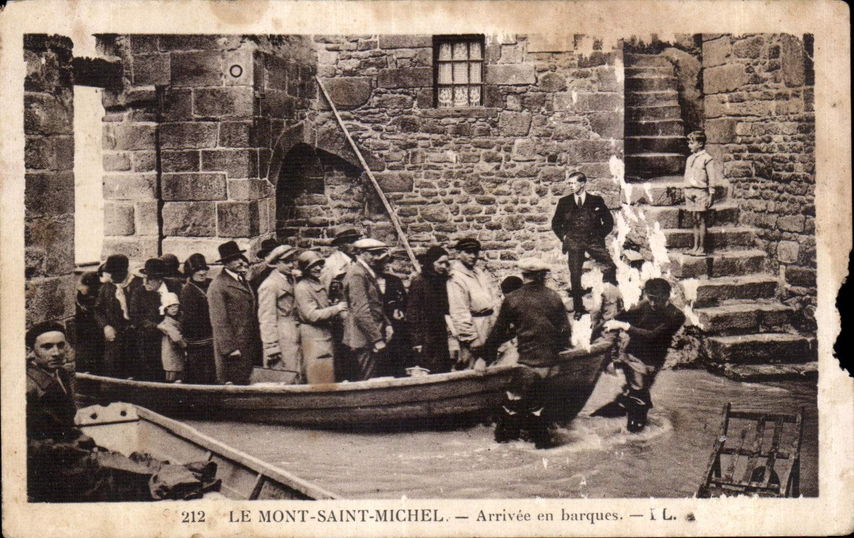 CPA Le mont saint michel Arrivee en barques