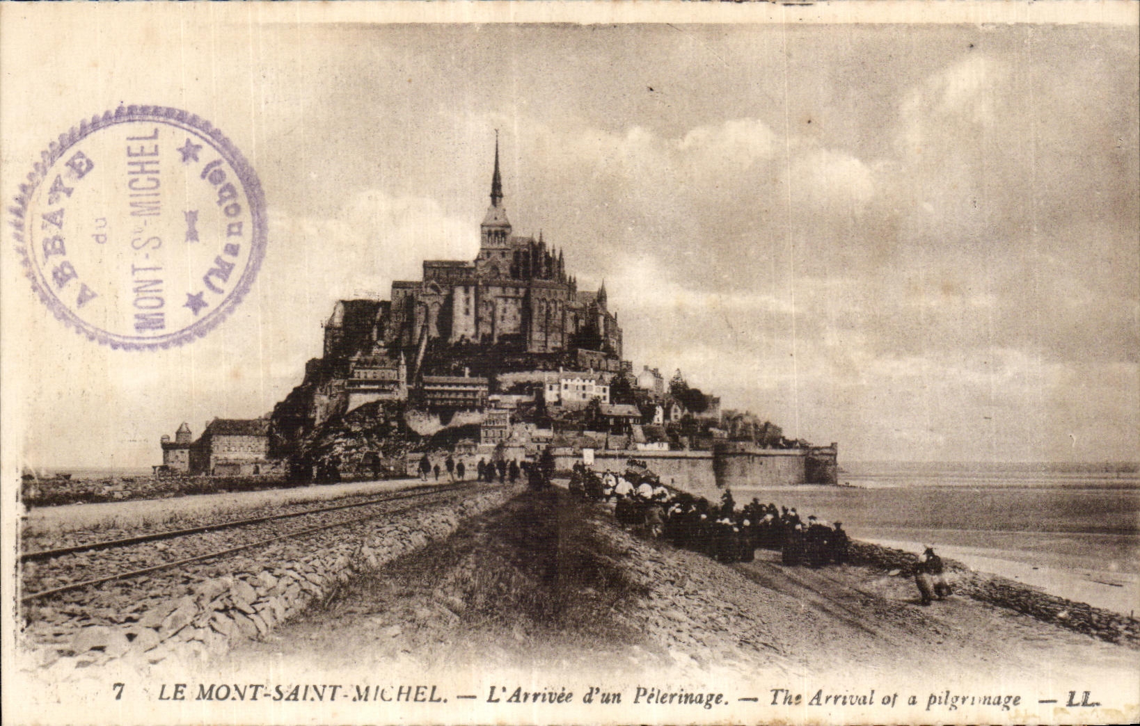 CPA Le mont saint michel L arrivee d un pelerinage