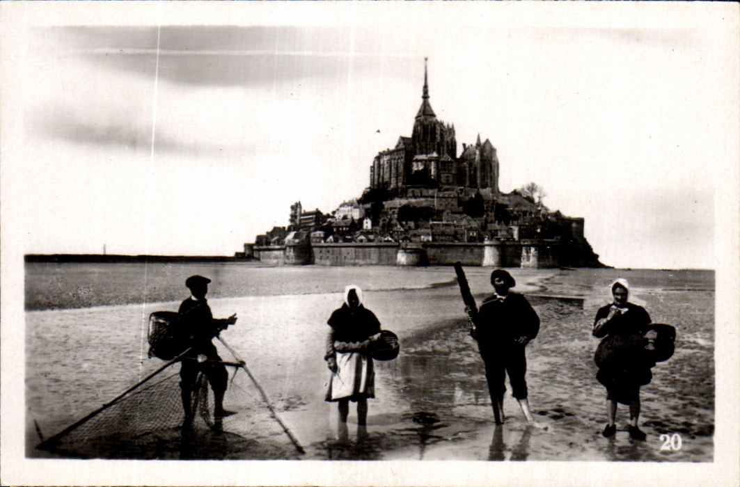 Mont Saint-Michel — pêcheurs et pêcheuses sur la plage — CPA PHIL n°20