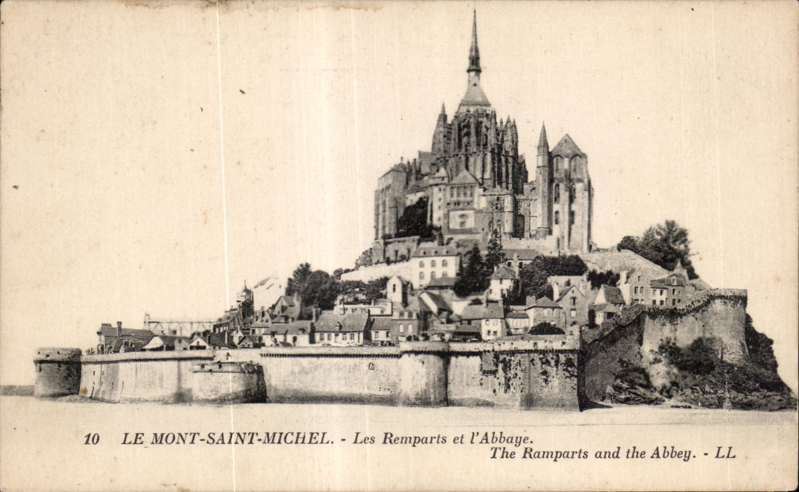 CPA Le mont saint michel les remparts et l abbaye The ramparts and the abbey 