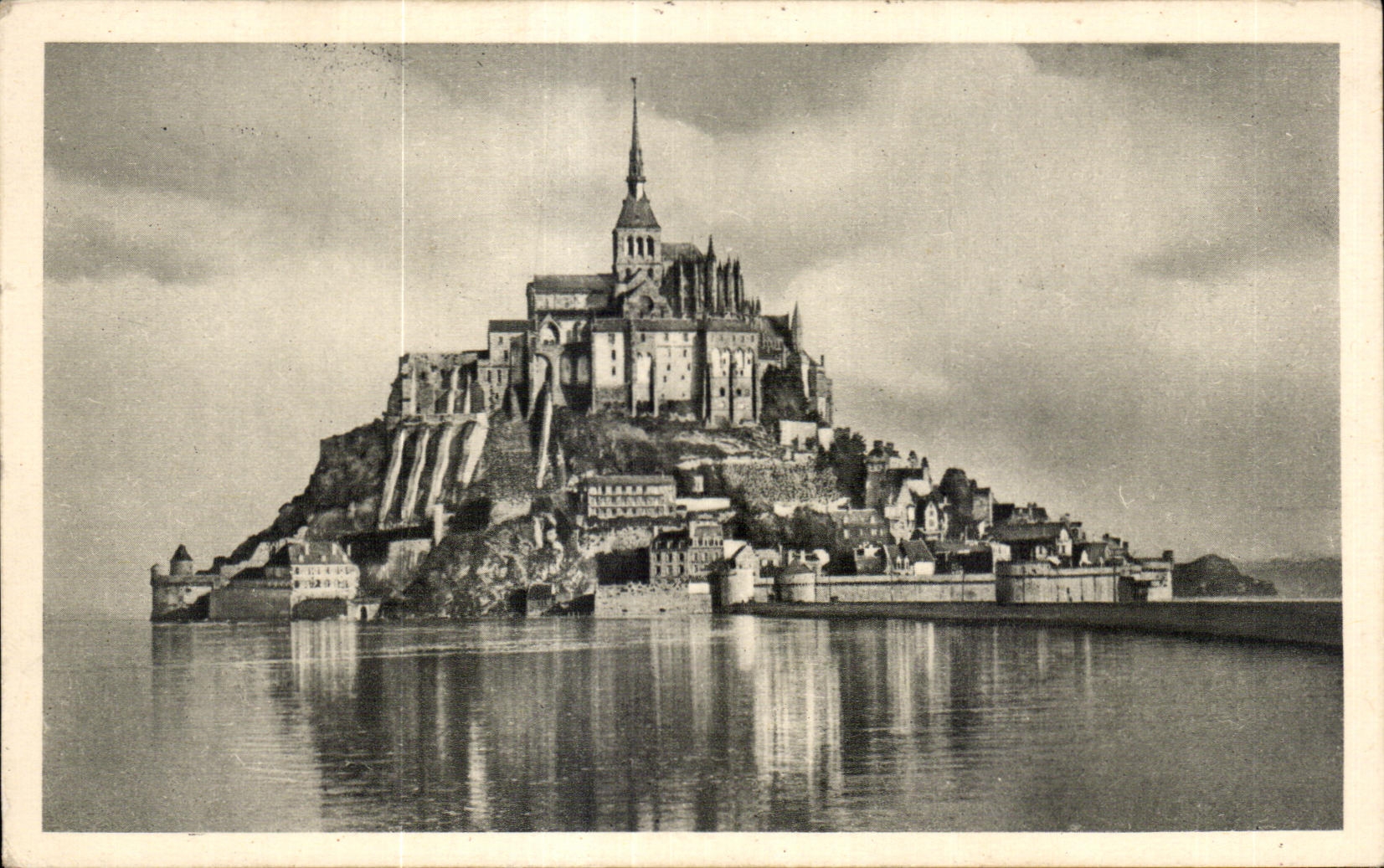 Mont Saint-Michel — Vue générale, face Sud, à marée haute — Abbaye du Mont Saint-Michel