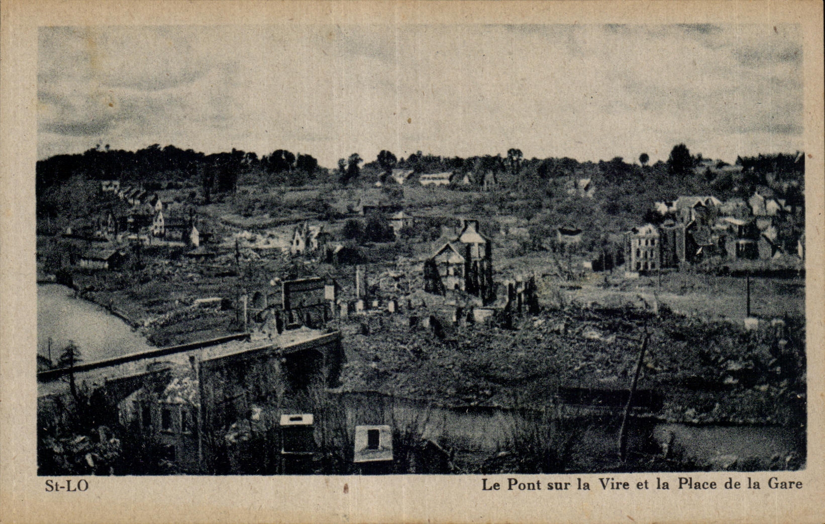 St-LO — Le Pont sur la Vire et la Place de la Gare — éditeur inconnu